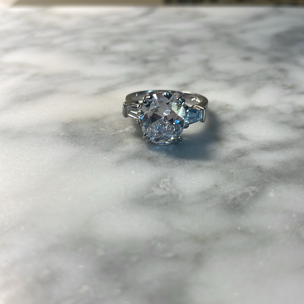 Gorgeous CZ oval with side baguette 925 sterling silver size 7